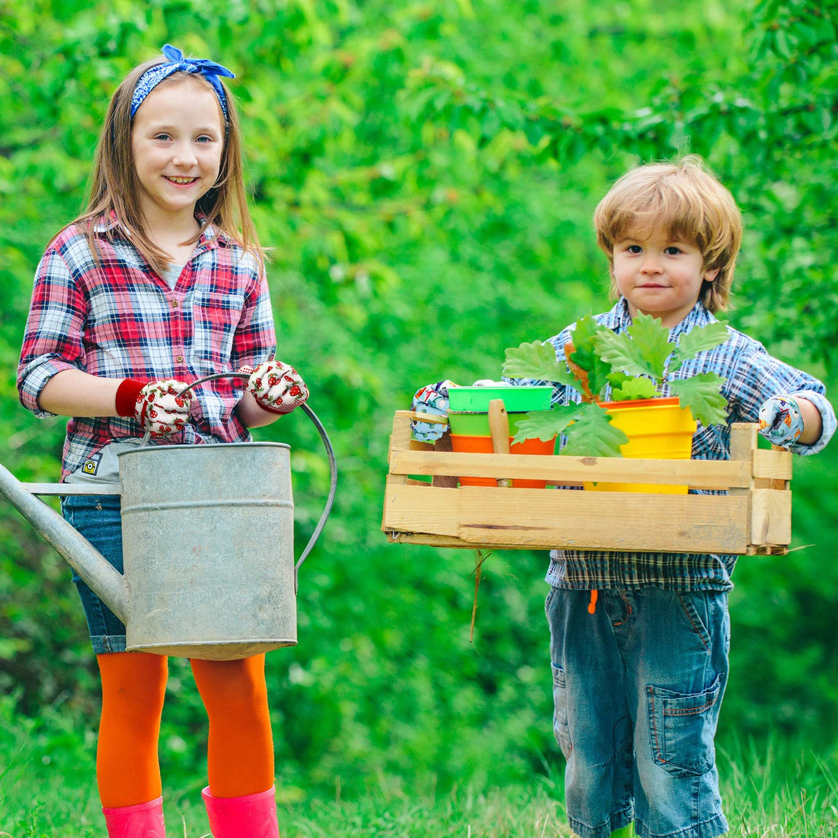 Ramede gloves with strawberry pattern, lightweight and breathable for outdoor play.