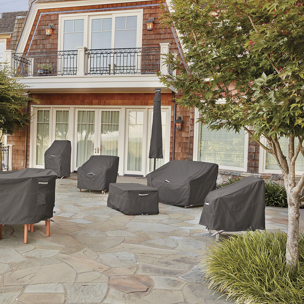 Air vents reduce condensation and improve airflow around the fire pit area.