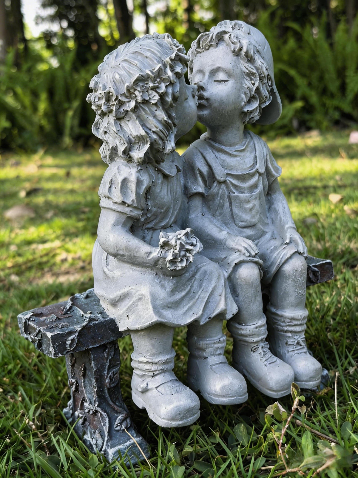 Rbhonb First Kiss statue makes a thoughtful gift for loved ones.