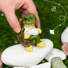 Redwix outdoor kitchen decor accent with playful frog-cat figure