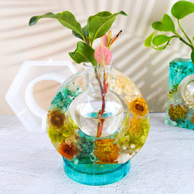 RESIN GO hydroponic vase setup showcases Nordic-inspired design.