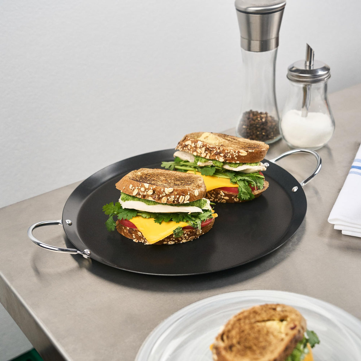 Restaurantware Met Lux pan ships as a single durable piece ready for daily use