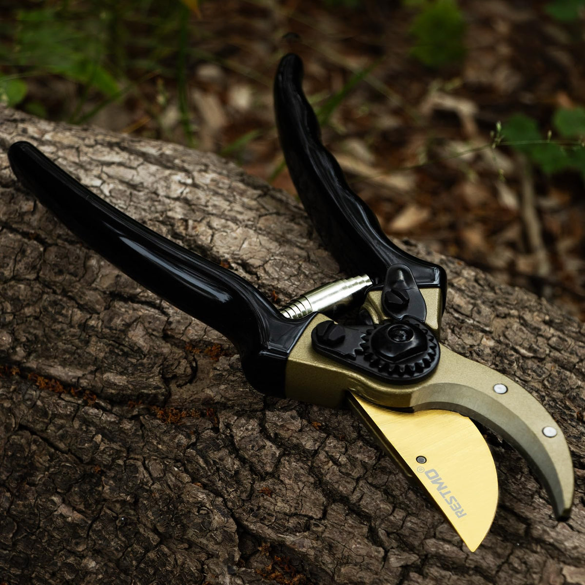 Restmo safety lock keeps blades secure during storage and transport