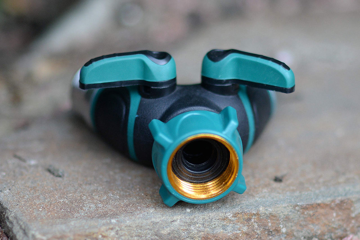 Riemex 2-way hose splitter with two valves enables flexible watering