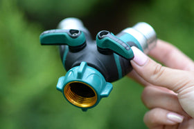 Riemex hose splitter rubber seal closeup demonstrates leak-reducing threading