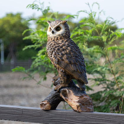 RKGOMDMU owl decoy perching on stump enhances outdoor decor and bird deterrence.