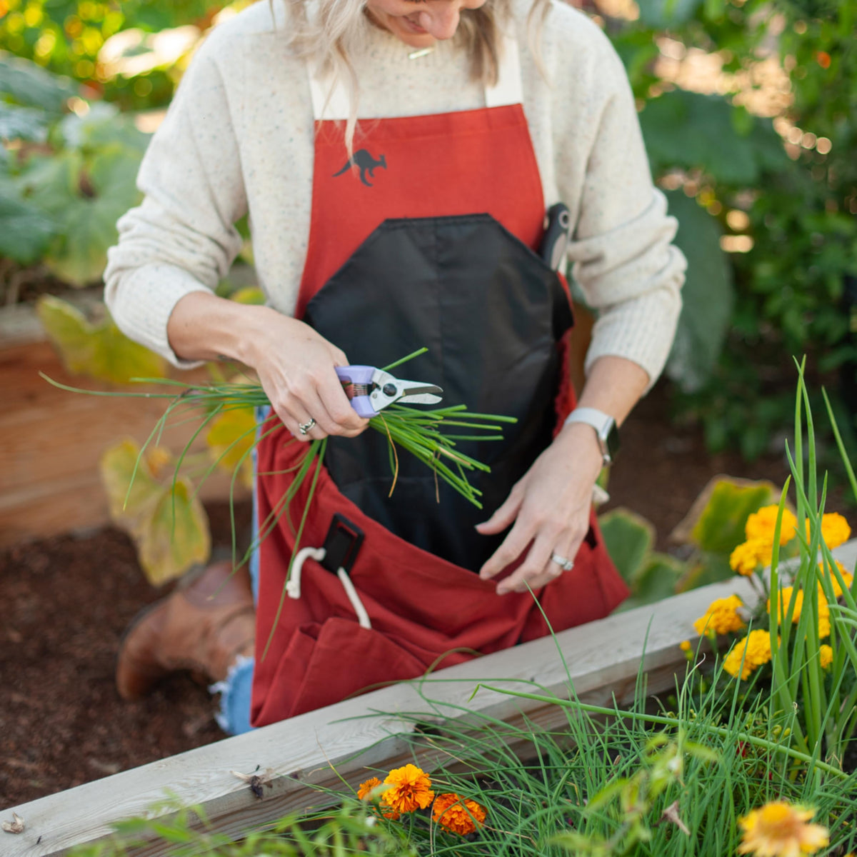 The Roo apron with multiple pockets helps you organize tools and gloves.