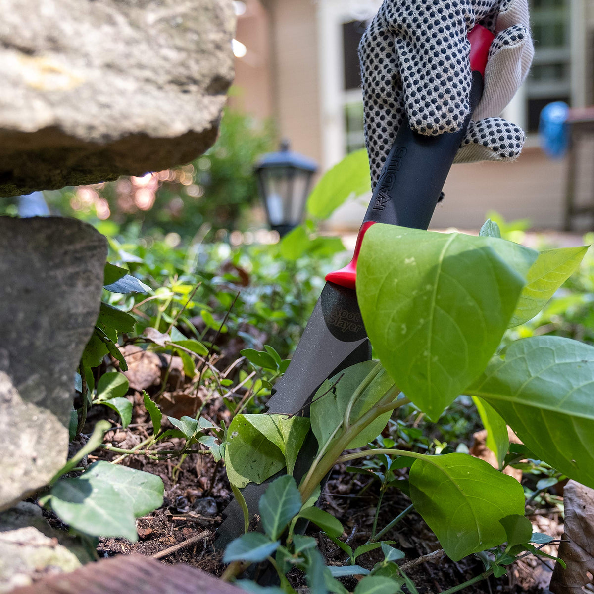 Root Slayer ergonomic non-slip grip enhances control during digging