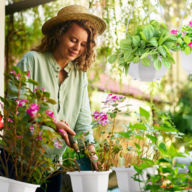 Roshtia ceramic-white hanging planter highlighting bright, clean color