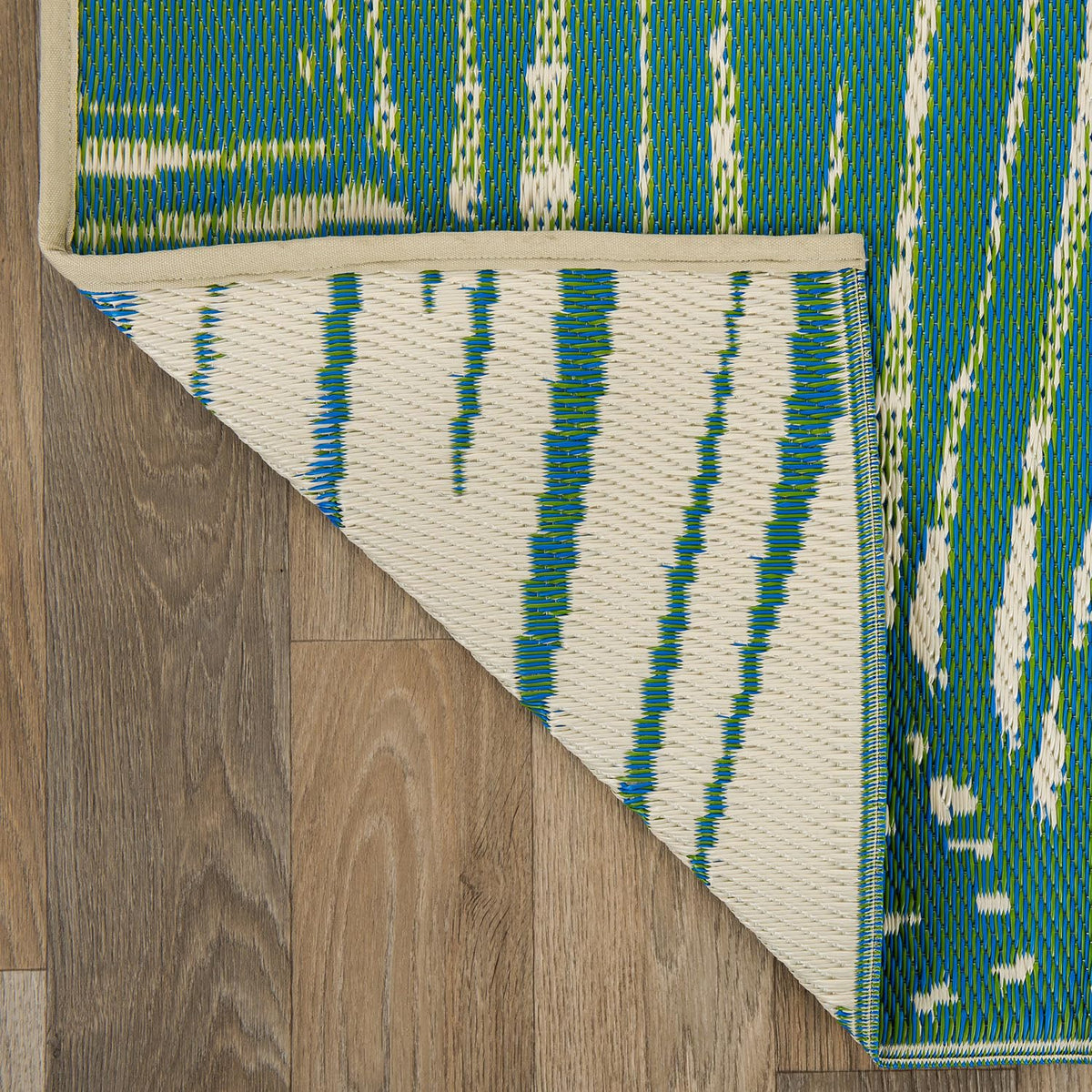 Rugshop easy-clean outdoor rug; hose rinse removes dirt quickly.