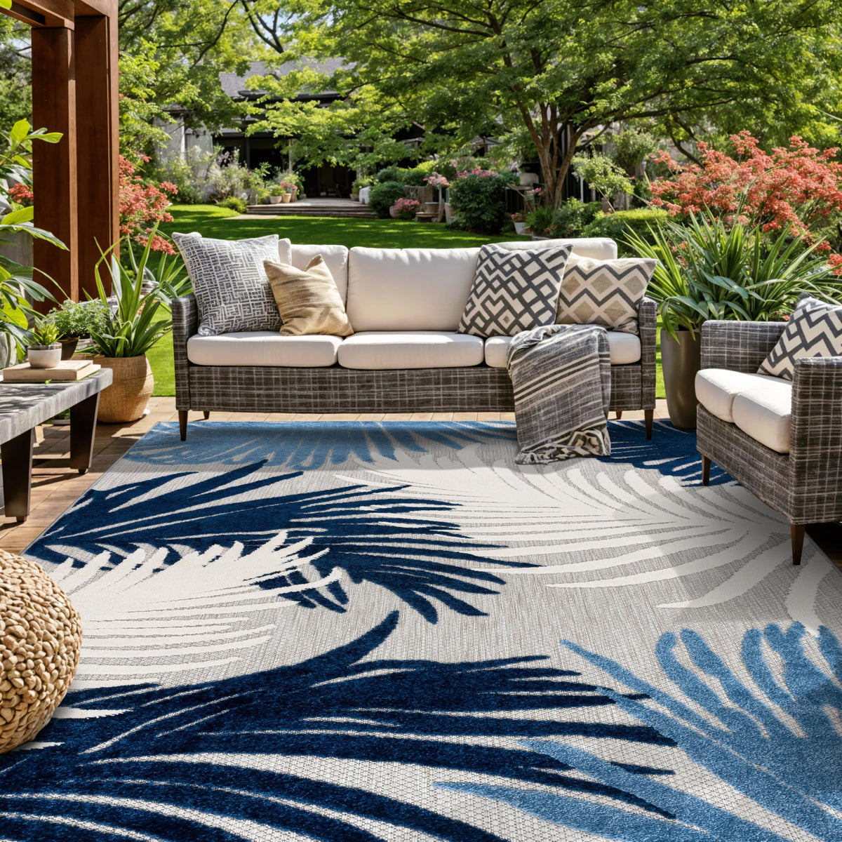 Rugshop Lucca rug is machine-made for durable Turkish craftsmanship.