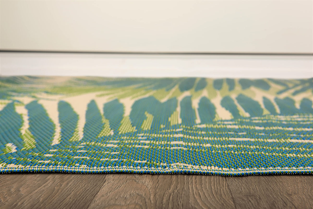 Rugshop stain-resistant crease-free polypropylene rug designed for high traffic spaces.