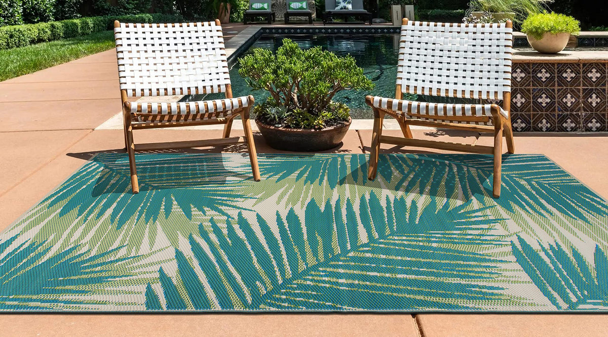 Rugshop versatile straw rug for high-traffic areas like patios and decks.