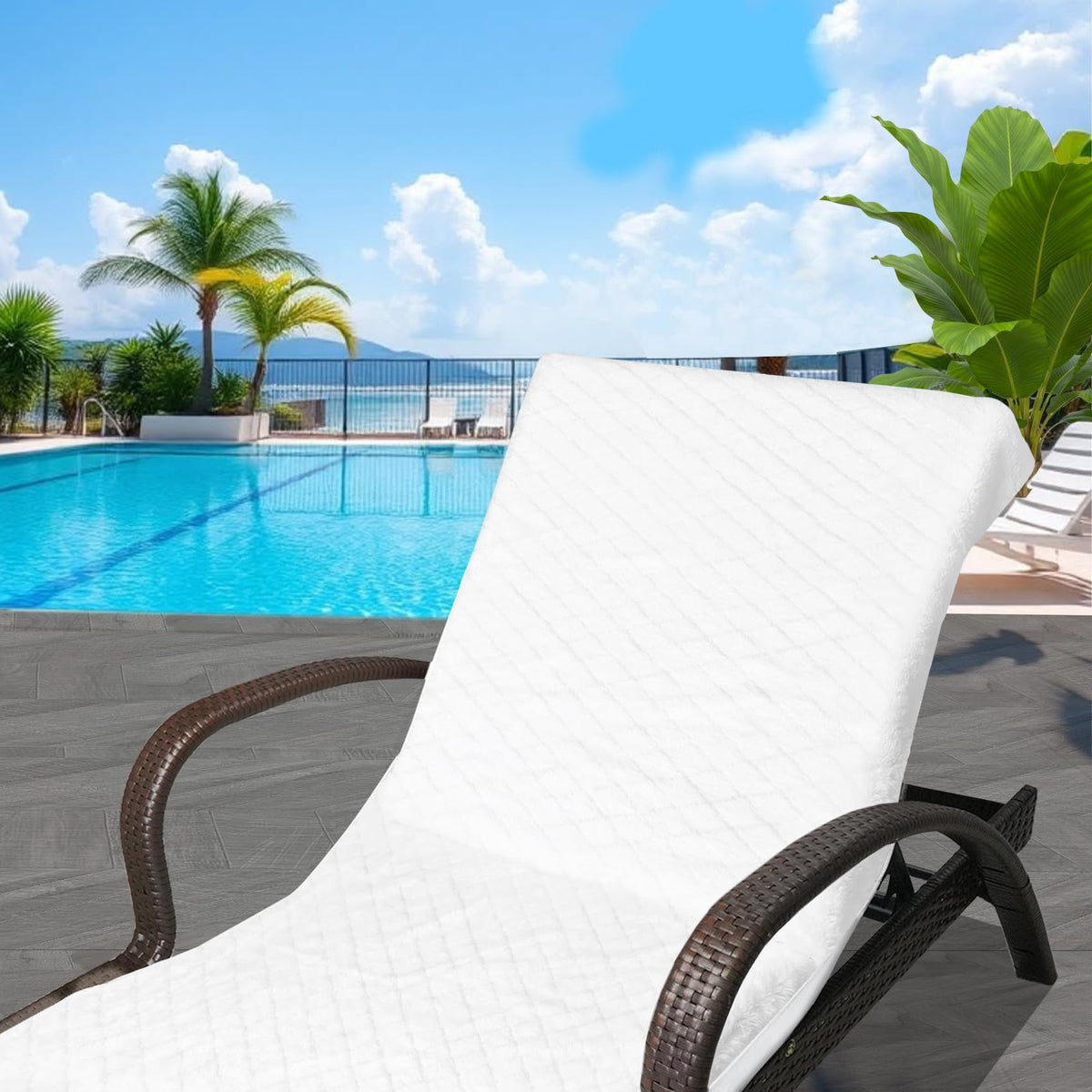 Ruikyhom highly absorbent fabric keeps you dry by the pool.