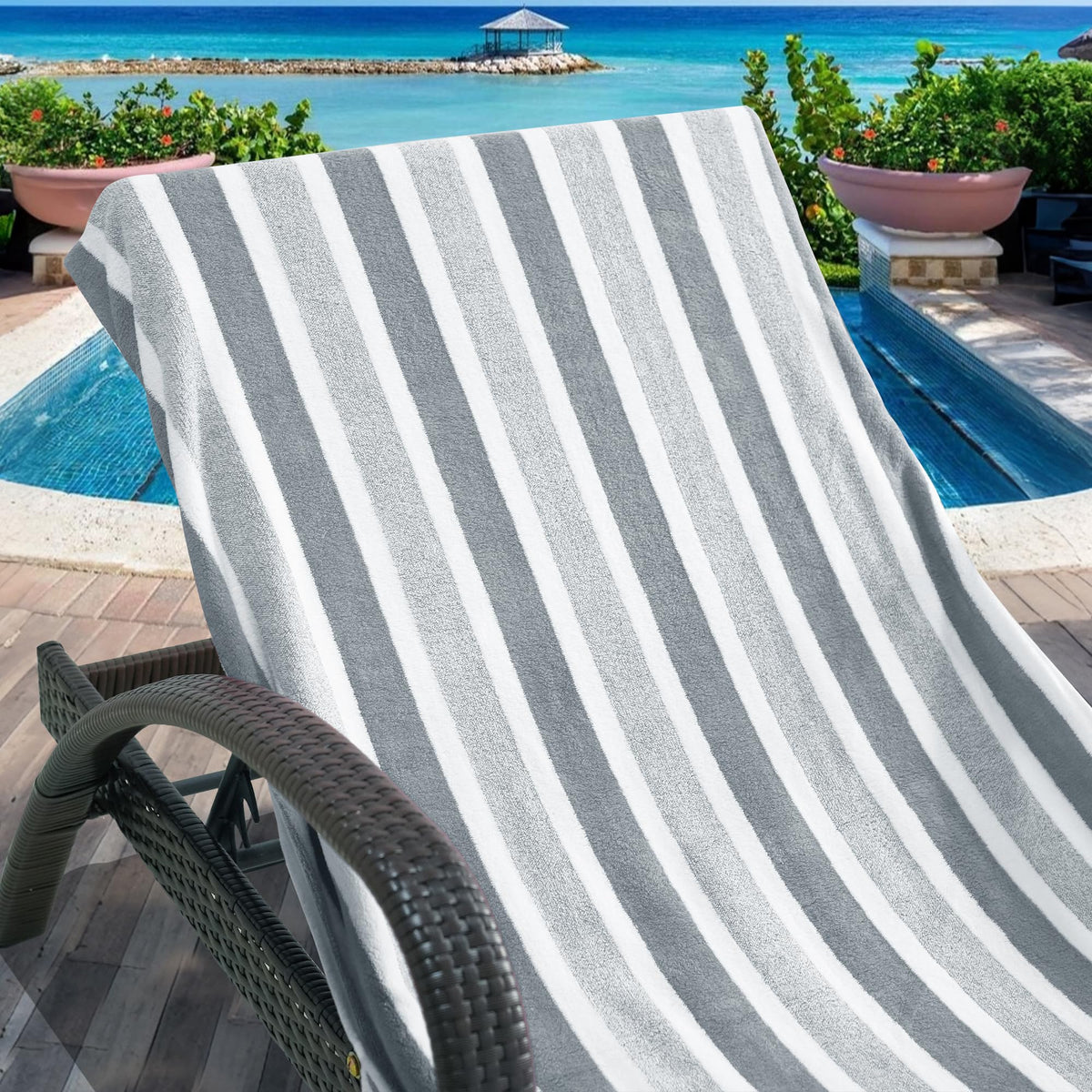 Ruikyhom towel cover highlights pockets design for belongings at hand.