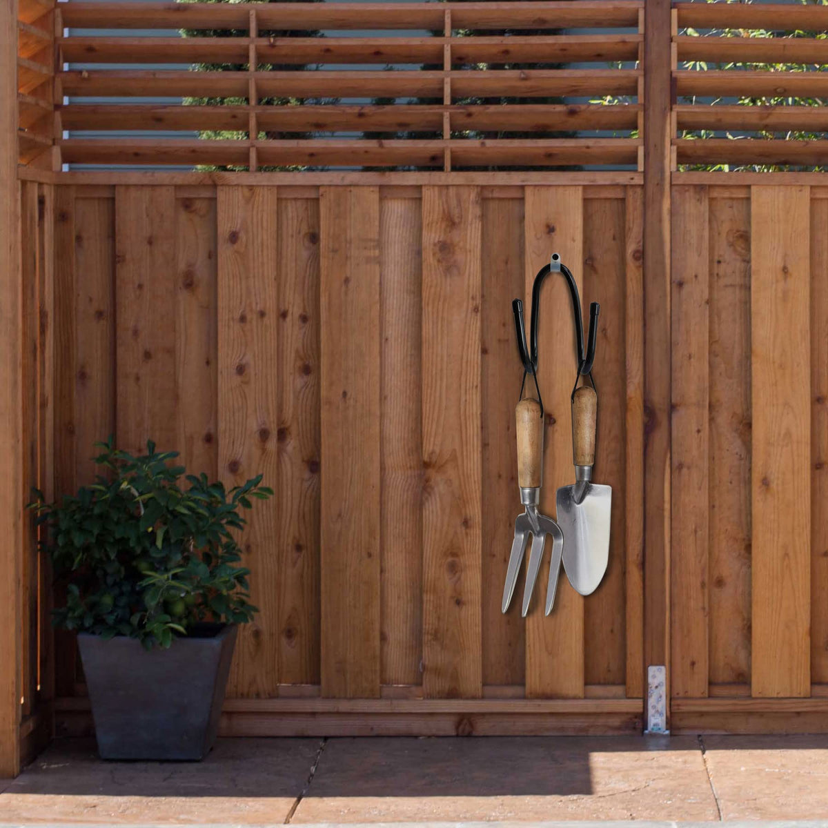 RUZUO sturdy hooks keep pool skimmers and towels in reach