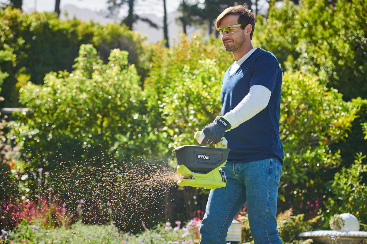 RYOBI OSS1800 large 4L capacity supports larger jobs with fewer refills.