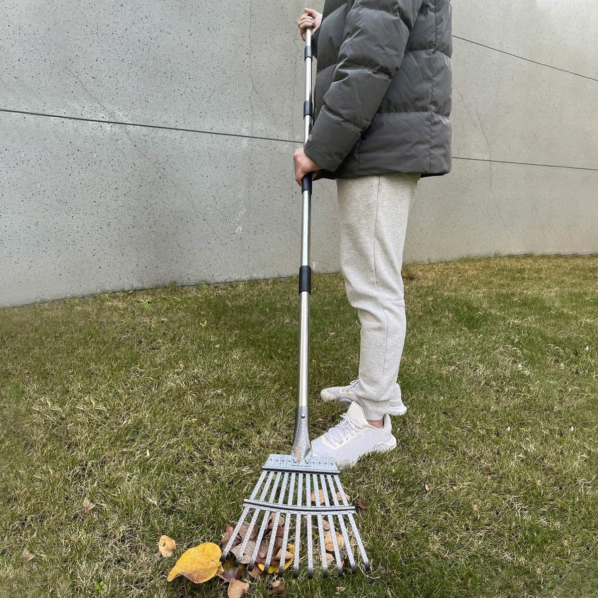 Rysnirs adjustable-handle rake extends from 33 to 68 inches for versatile reach.