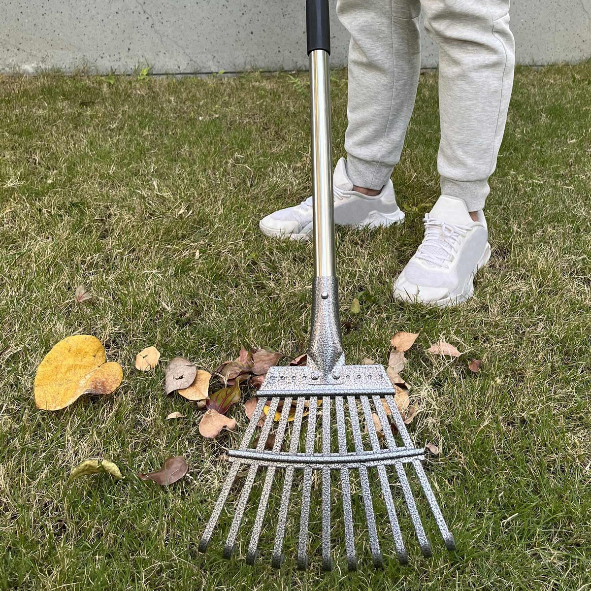 Rysnirs compact design makes storage and transport simple after yard work.