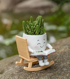 RZOIKZOI indoor-outdoor face pot withstands sun and rain.