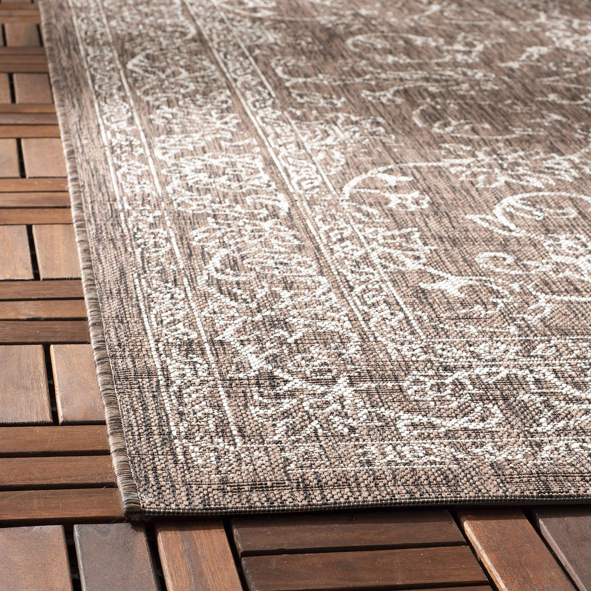 SAFAVIEH Courtyard rug close-up shows non-shedding, easy-clean 0.25-inch pile.