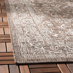 SAFAVIEH Courtyard rug close-up shows non-shedding, easy-clean 0.25-inch pile.