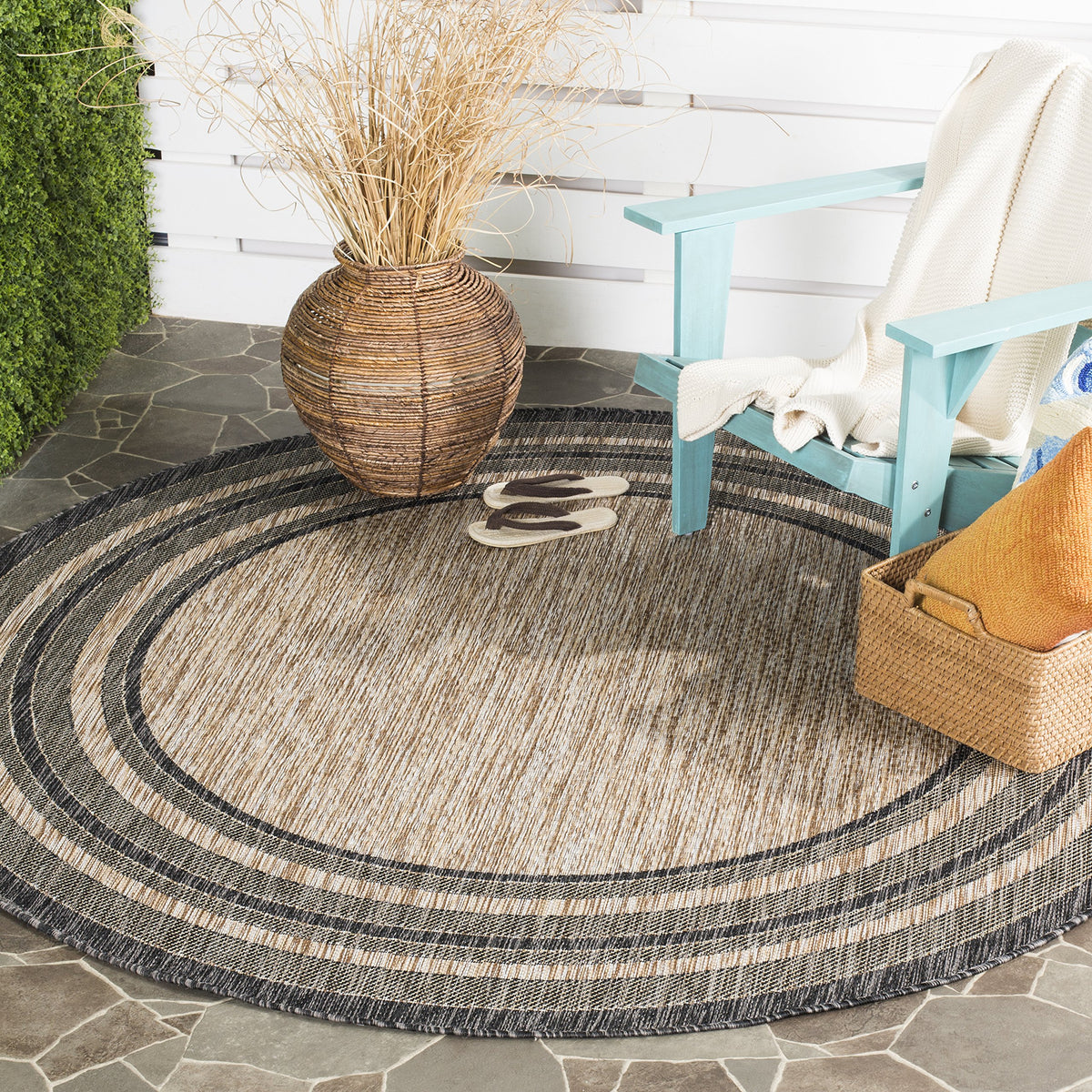 Safavieh Courtyard round rug natural black front view, ideal for outdoor patios and indoor mudrooms.