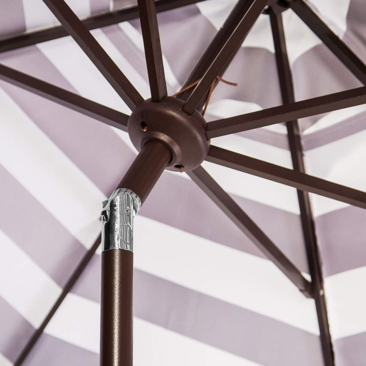 SAFAVIEH Vienna aluminum pole keeps the structure lightweight yet sturdy