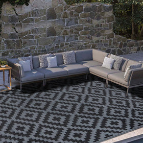 SAND MINE easy-clean outdoor rug demonstrates quick wash and air dry.