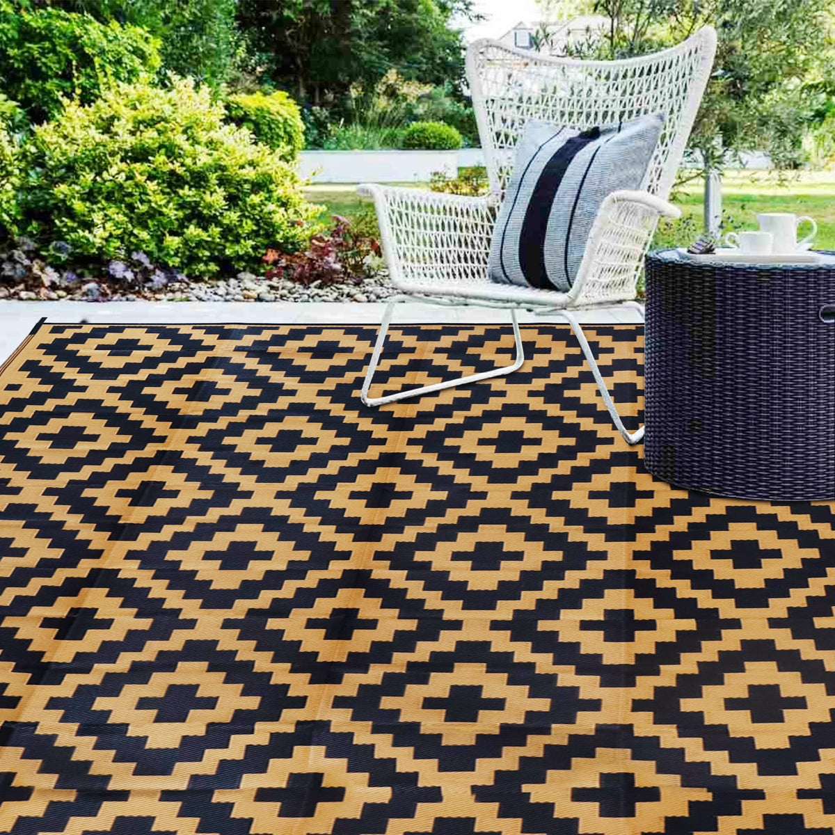 SAND MINE foldable easy-clean travel mat fits in carrying bag.