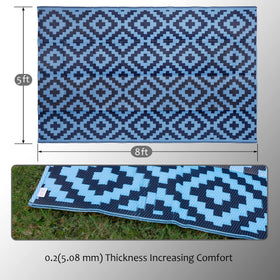SAND MINE plastic straw rug outdoors, ideal for beach or picnics, lightweight.
