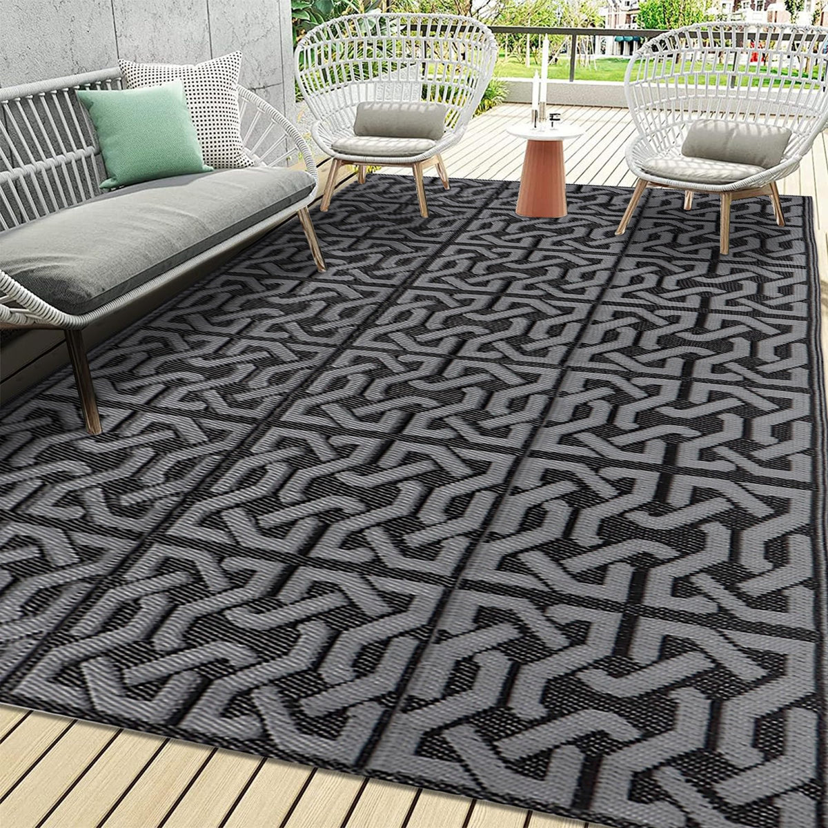 SAND MINE UV-stabilized rug resists fading in sun.