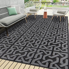 SAND MINE UV-stabilized rug resists fading in sun.