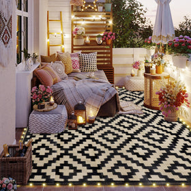 SAND MINE lightweight rug ready for camping and beach picnics.