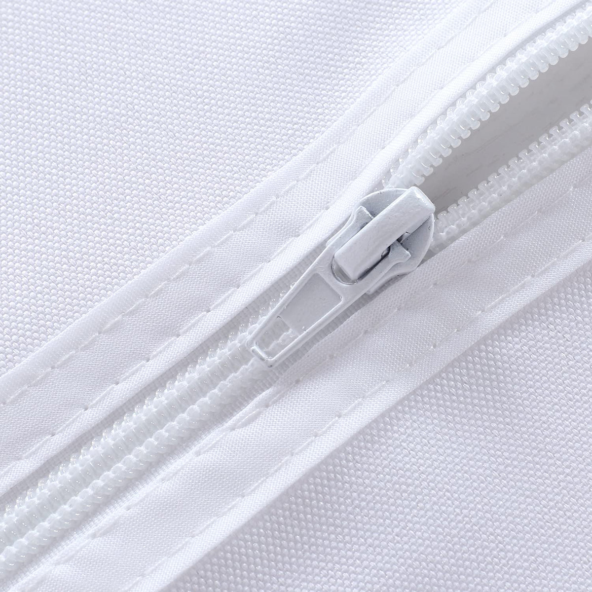 SARAFLORA machine-washable tablecloth for easy cleanup.