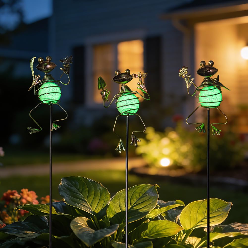 SATHGA frog stake on porch or garden adds playful glow