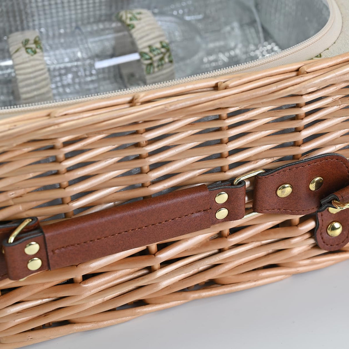 SatisInside detachable picnic kit enabling flexible outdoor setup