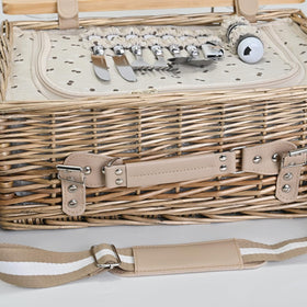SatisInside romantic gift basket ideal for couples and special occasions.