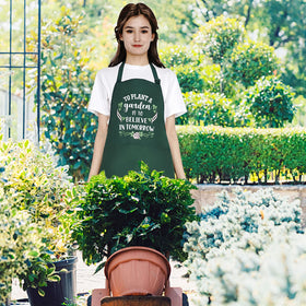 Saukore women's garden apron ideal for messy tasks and lasting comfort.