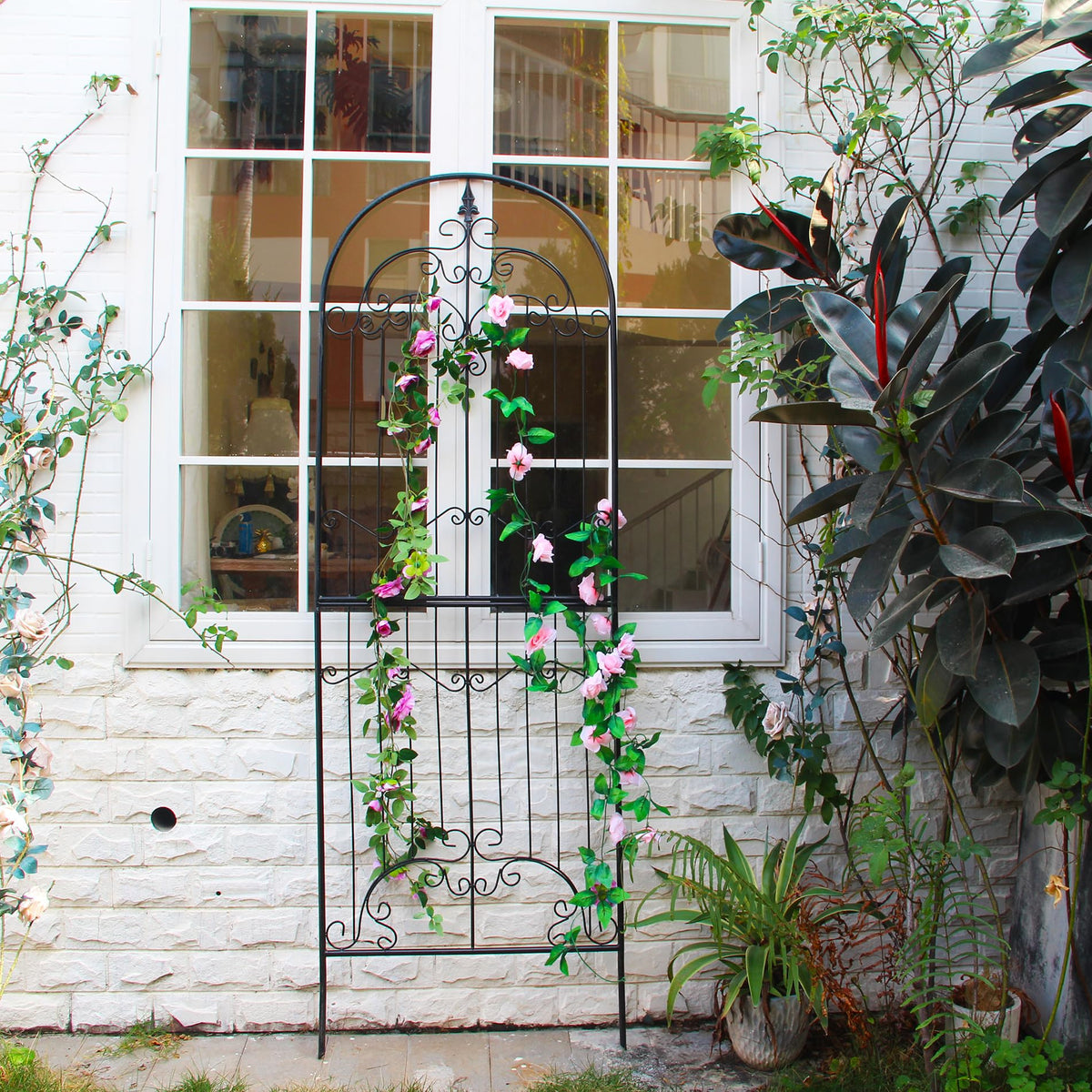 SCENDOR Garden Trellis decorative screen enhances outdoor aesthetics.