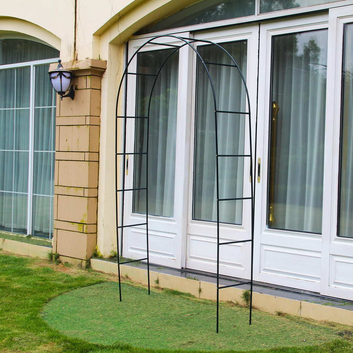 SCENDOR arch suitable for both indoor and outdoor use across seasons.