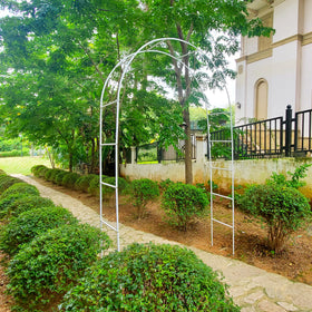 SCENDOR White Iron Pergola Arch serves as a wedding backdrop and photo focal point.