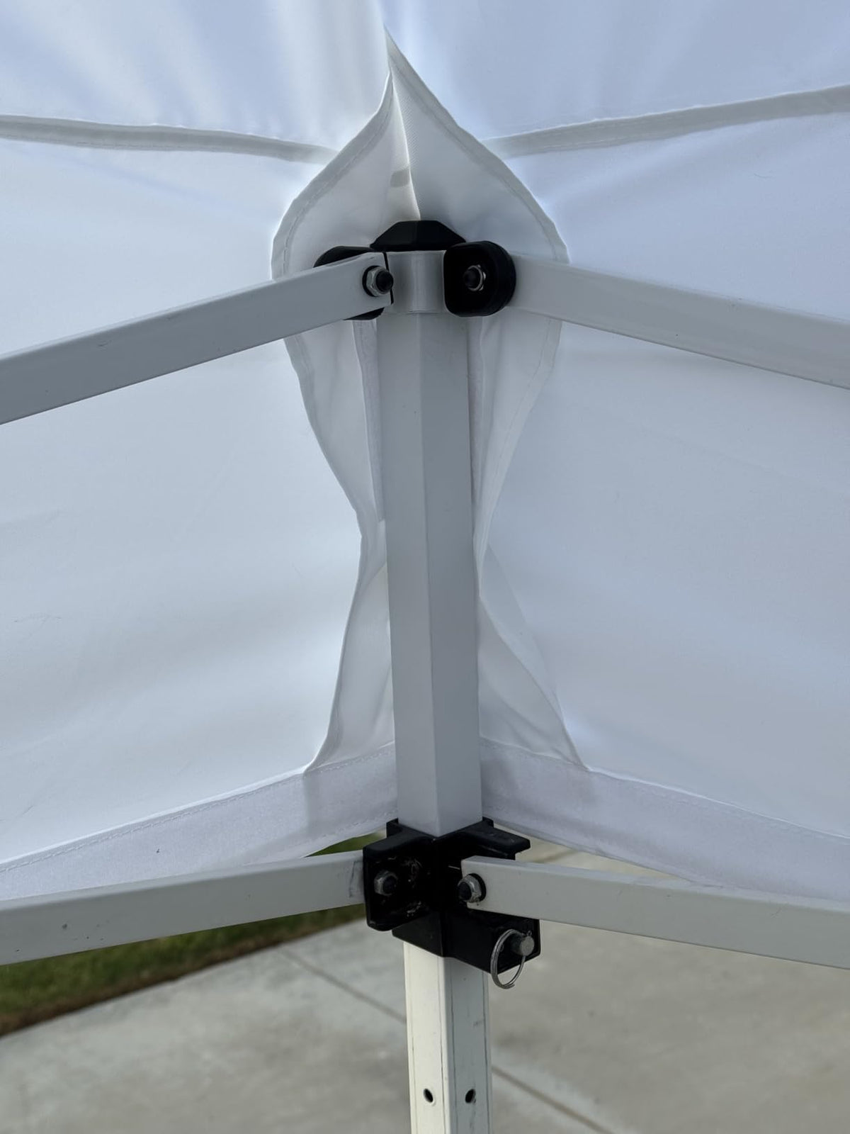 SCOCANOPY white 10x10 replacement cover back view ensures uniform exhibit aesthetics.