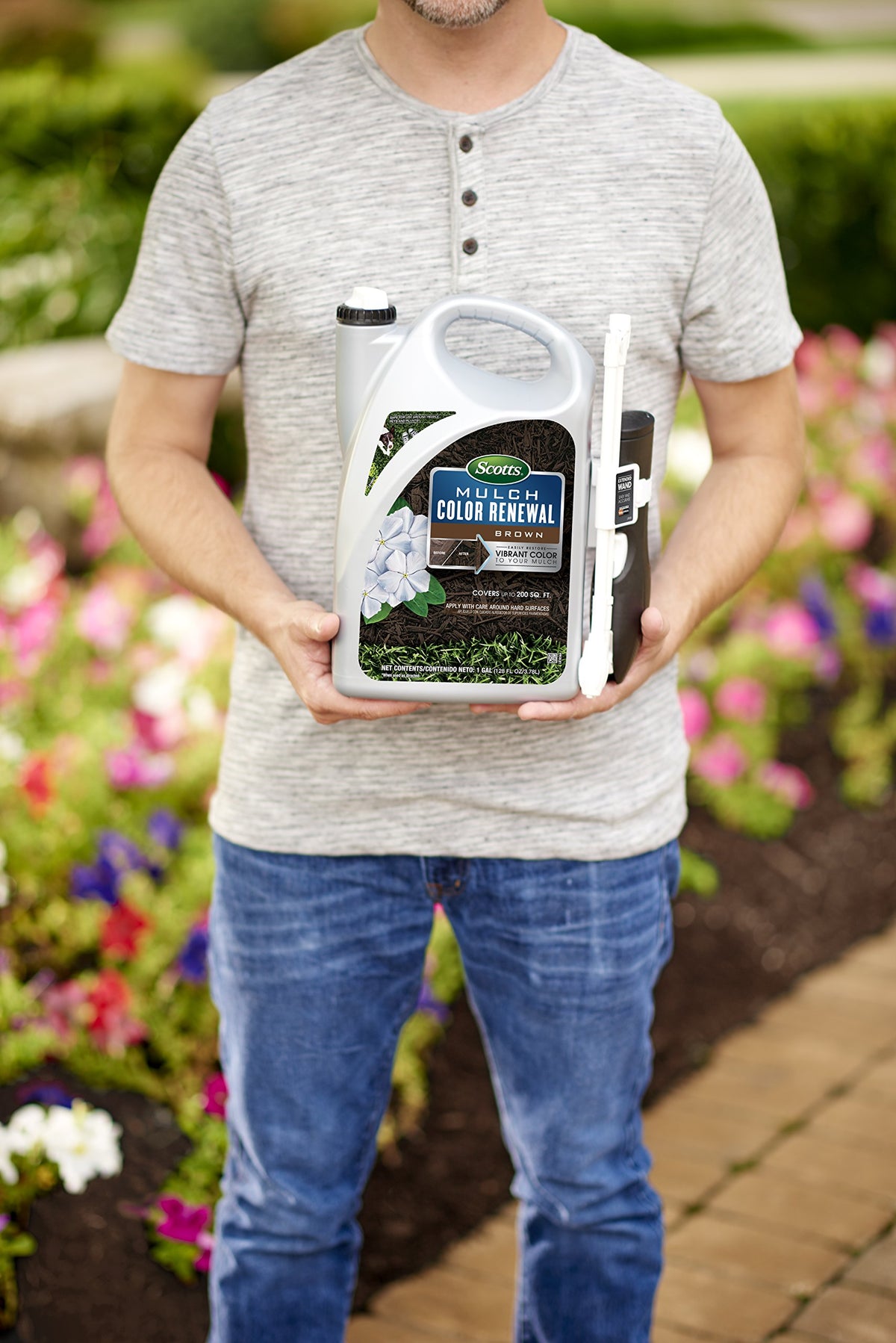 Scotts Mulch Color Renewal Brown extended wand enables precise application.