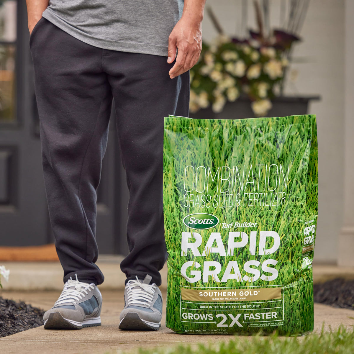 Scotts Turf Builder Rapid Grass Southern Gold Blend seed with fertilizer mix promotes quicker germination and growth