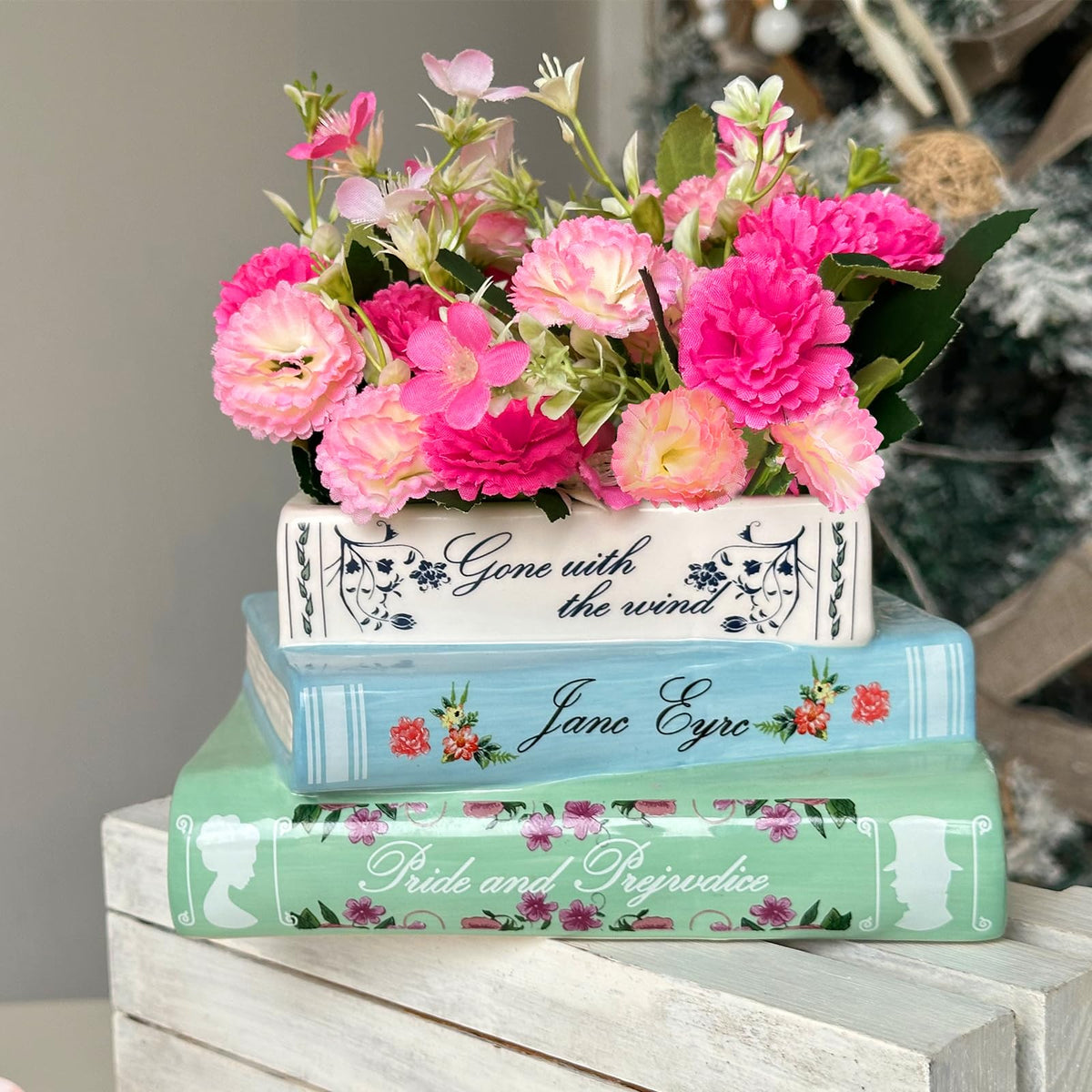 Scuyari indoor-outdoor decor adapts to various spaces, from bedroom nightstand to balcony.