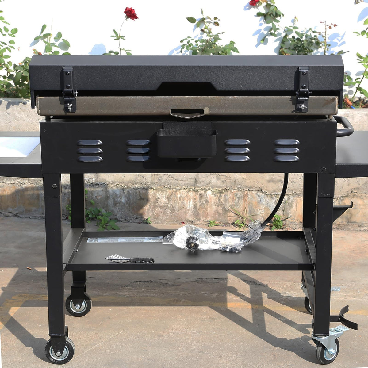 Rear hinge opens to 95 degrees to aid safe access and maneuverability