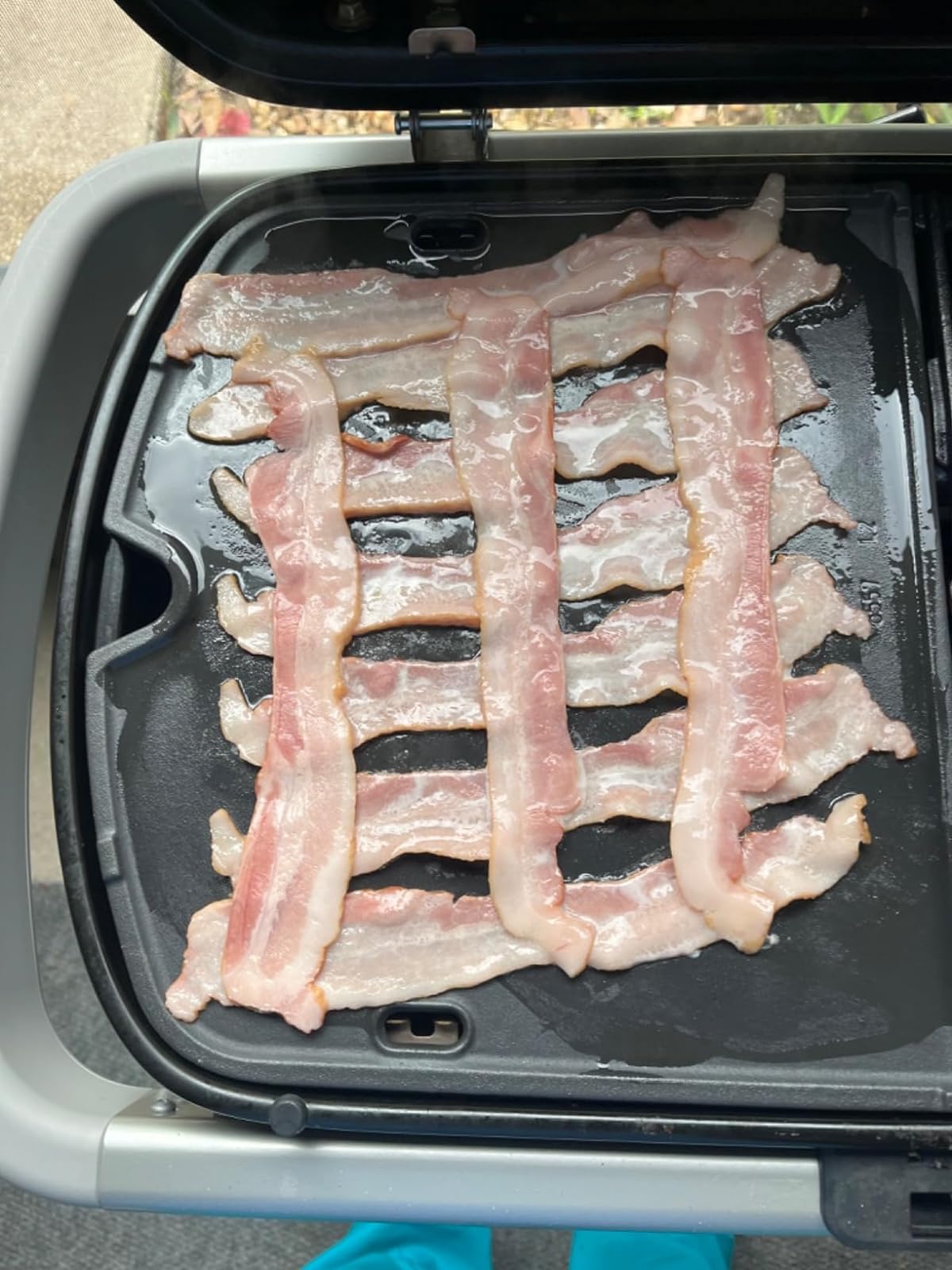 SearCook porcelain-coated surface reduces sticking and eases cleanup after grilling.