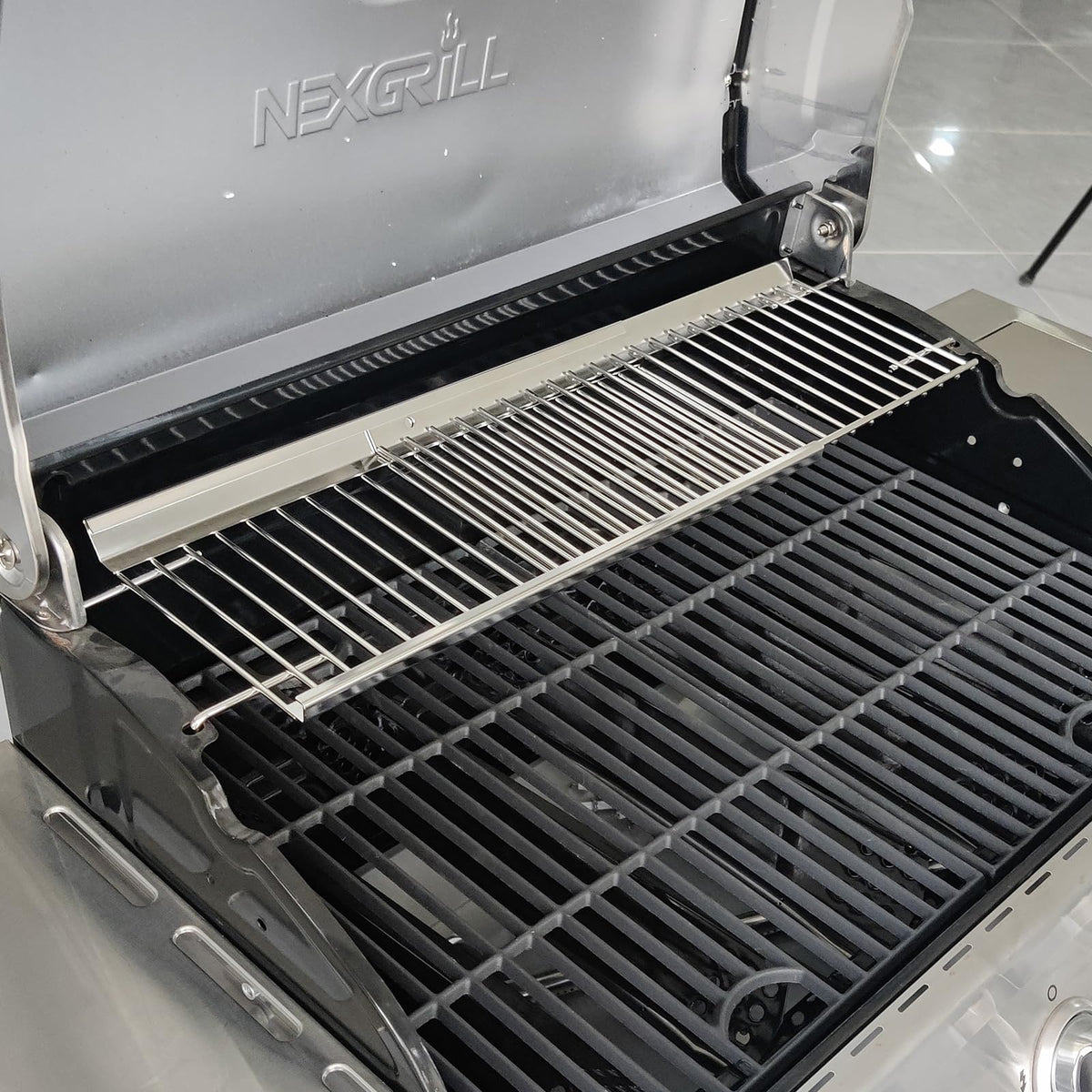 SearCook stainless steel rack resists corrosion and cleans easily.