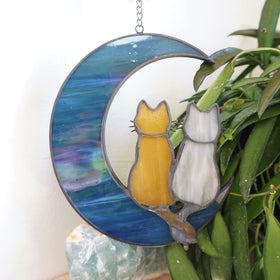 Includes metal chain and hook for quick hanging indoors or outdoors